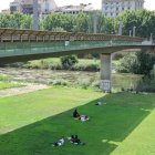 Les ombres van buscades aquestes setmanes per evitar un cop de calor. A la imatge, a la canalització. - JORDI ECHEVARRIA