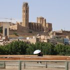 Imatge de Lleida i gent amb paraigua