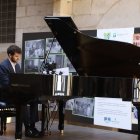 Un dels semifinalistes del concurs Ricard Viñes, ahir durant la seua actuació al pati de l’IEI. - MAGDALENA ALTISENT