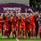Les jugadores de la selecció sub-19 aixequen el trofeu després de golejar França a la final. - RFEF