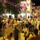 El cèntric carrer Arbeca de Mollerussa ple de gent ahir a la nit. - J. GÓMEZ