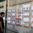 Un jove observant ofertes d’habitatges en una immobiliària lleidatana. - MAGDALENA ALTISENT