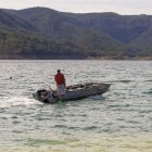Una barca a motor al pantà de Canelles el mes de març passat. - JORDI ECHEVARRIA