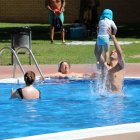 Banyistes de les piscines municipals del barri de Cappont de Lleida