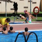 Grans i petits es refresquen a les piscines de Cappont de Lleida per fer front a la calor