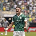 Paulinho celebra el gol a la pròrroga que donava el pas al Palmeiras. - EFE