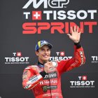 Marc Márquez saluda i mostra la medalla de guanyador en l’esprint d’Assen. - MOTOGP