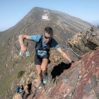 Un participant en la prova marató ascendint per una cresta de la muntanya. - OCISPORT