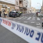 Agents de la policia controlen el carrer d’Almeria on es va produir l’assassinat. - EFE