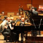 Yuanfan Yang, guanyador del Concurs Internacional de Piano Ricard Viñes, posa amb el piano amb què va guanyar ahir el certamen. - AMADO FORROLLA