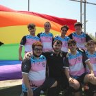 El Fènix FC, el primer equip de futbol trans- Hugo Marlo (25 anys), futbolista, activista trans i cantant famós després del seu pas per <i>Got Talent</i> i <i>La Voz,</i> és un dels fundadors del Fènix, que ha competit a Quarta Catalana. “El món no està fet per a persones trans i el futbol és supermasclista”, explica. “Vam crear l’equip per tenir un espai segur, perquè tots hem patit transfòbia. Al món de l’esport costa molt parlar del que sents, així que al final ho ocultes.”
