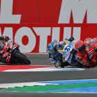 Marc Màrquez, con Àlex detrás en Assen.