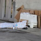 Un sensesostre dormint entre cartrons al costat del pavelló 4. - MAGDALENA ALTISENT