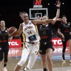 Raquel Carrera intenta entrar a cistella davant la belga Vanloo. - EFE/EPA/YANNIS KOLESIDIS