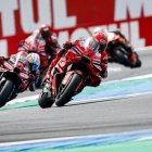 Márquez lidera el pilot perseguit per Bezzecchi. - GRESINI