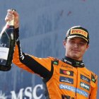 El britànic Lando Norris celebra la victòria al circuit de Spielberg al podi, que l’atansa al liderat. - EUROPA PRESS