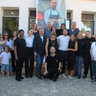 El xef Xixo Castaño amb altres assistents a l’esdeveniment amb la foto de Pere Castaño al fons. - RESTAURANT MALENA