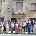 Foto de família dels participants en la inauguració oficial de la placa dedicada a Miró a casa seua a Maldà. - GRTP / ÀLEX MIRÓ