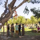 Àngels Folguera mostra algunes de les seues cadires. - LAIA PEDRÓS