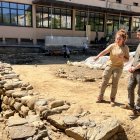 La directora arqueològica del jaciment del pati de les Monges, de l'empresa EINA, Carla Garrido, explicant com ha anat la campanya d'excavacions d'enguany a l'alcalde de la Seu d'Urgell, Joan Barrera.