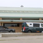 Dos cotxes policials ingressen Santos Cerdán a la presó de Soto del Real després de la seva declaració davant del Tribunal Suprem.