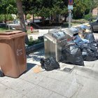 Multes de fins a 1.500 €- L’Ordenança de Convivència preveu multes de 750 a 1.500 € per tirar a la via pública escombraries “que dificultin el trànsit o generin riscos d’insalubritat” i fer-ho en barrancs i camins. “Caldria dedicar-hi una patrulla de la Policia Local, però és inviable”, va assenyalar l’alcaldessa, Patricia Rivera, que va fer una crida a usar correctament els contenidors. - E.B.D.