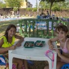 Dos nenes dibuixant a la bibliopiscina d’Agramunt, que va estrenar temporada ahir. - LAIA PEDRÓS