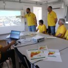 Membres de l’ADF mostren les imatges d’una de les càmeres de vigilància instal·lada al campanar d’Almatret. - MAGDALENA ALTISENT