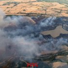 Vista aèria de l'incendi a Puigcercós aquest dilluns.