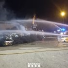 Els Bombers, treballant aquesta matinada en l'incendi en una planta de reciclatge de Lleida.