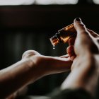 El aceite esencial que oscurece las canas.