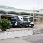 El furgó en el qual anava Santos Cerdán a l’arribar dilluns a la presó de Soto del Real. - A. PÉREZ MECA / EUROPA PRESS