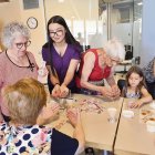 Usuaris del centre, amb membres d’Acudam i nens en una activitat multigeneracional. - J.GÓMEZ
