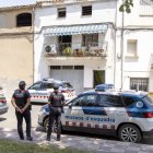 Imatges dels Mossos custodiant la casa, de la plantació i dels transformadors on es va iniciar el foc, d’esquerra a dreta. - JORDI ECHEVARRIA/MOSSOS D’ESQUADRA