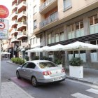 Un vehicle entrant a la ZBE a través del carrer Sant Martí ahir al matí. - MAGDALENA ALTISENT