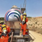 Dos bombers, durant la revisió del camió en el qual hi havia l’àcid sulfúric. - JORDI ECHEVARRIA
