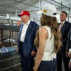 Donald Trump, al nou centre de detenció d’immigrants anomenat Alligator Alcatraz. - CASA BLANCA