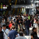 Passatgers afectats per les cues a l’aeroport de Barajas. - GUSTAVO VALIENTE / EUROPA PRESS