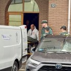 Agents traslladen el cadàver de la dona assassinada pel seu marit a Pola de Laviana. - EFE/J.L. CEREIJIDO