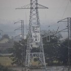 Imatge de la pancarta que va aparèixer ahir en una torre de Rufea. - PLATAFORMA LLEIDA CONTRA LA MAT