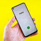 Una persona respondiendo al teléfono.