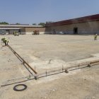 Un grup d’operaris ultima les obres per construir els fonaments del pavelló. - JORDI ECHEVARRIA