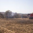 Els Bombers, ahir en una zona que encara fumejava. - LAIA PEDRÓS