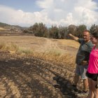 Josep Sangrà i la seua filla, ahir a Ribelles mostrant el que va arrasar l’incendi de Sanaüja. - LAIA PEDRÓS
