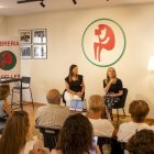 Un moment de la presentació ahir del llibre de la doctora Núria Roure a la llibreria Caselles. - GERARD HOYAS
