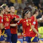 Jugadores d’Espanya, amb Aitana Bonmatí al centre, celebren el cinquè gol davant de Portugal. - EFE