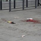 Taques de sang a terra després de l’apunyalament múltiple. - SAARA PELTOLA / LEHTIKUVA