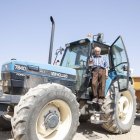 Josep Mas puja al tractor amb una agilitat admirable. - C.MARSIÑACH