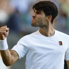 Carlos Alcaraz fa un gest de ràbia durant el partit d’ahir a Wimbledon. - EFE