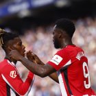 Nico Williams, amb el seu germà Iñaki, en una acció d’un partit de l’Athletic. - EFE